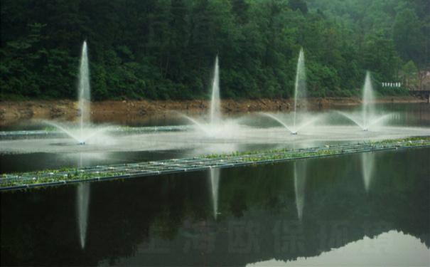 浮水噴泉曝氣機與生態(tài)浮島用在小關(guān)水庫治理