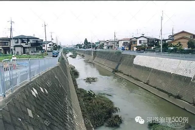 被直線化且用護岸固定的河流