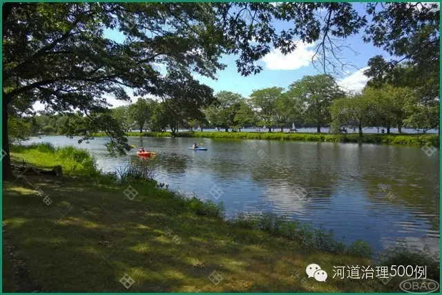 沿河公園一角