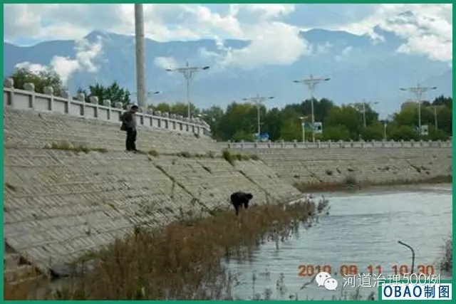 但拉薩市用混凝土硬化的人工河流