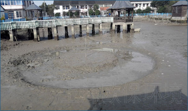 浙江某公園內湖，清淤泥設備經過3個月時間的淤泥固化運轉，底泥量減少量達100立方米，一方面改善水體環境，同時很好的解決了淤泥清淤運輸難、處理難的問題。